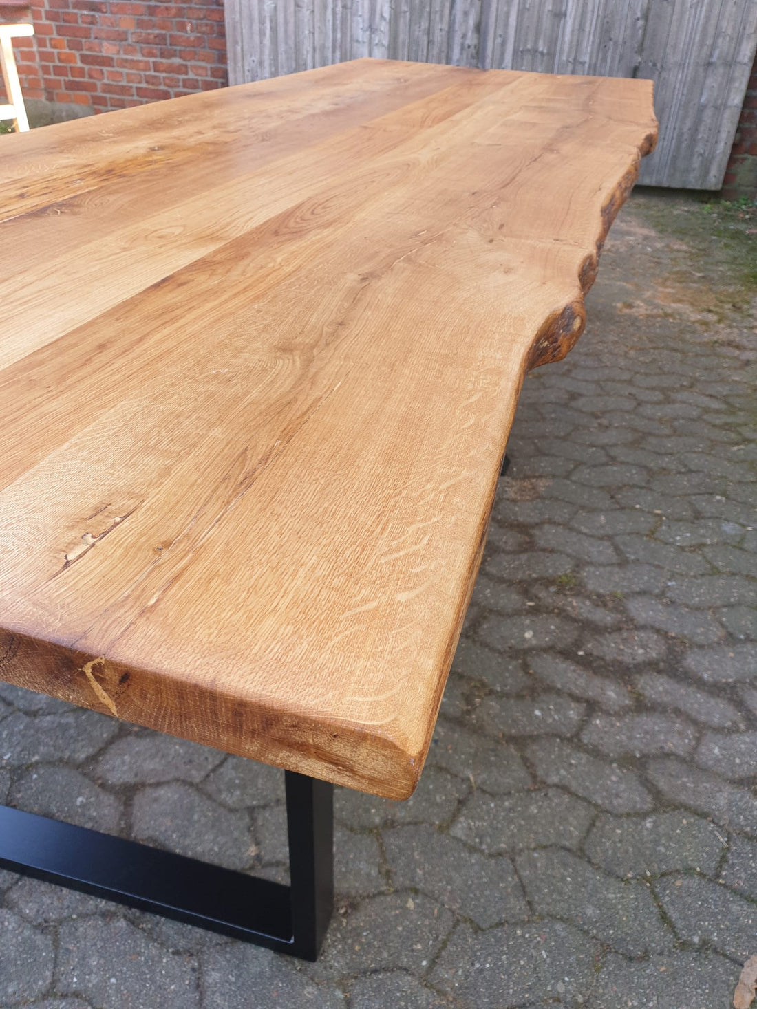 Tisch aus holz mit Tischplatte mit Baumkante Eiche Esche