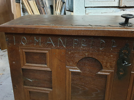 Antike Stollentruhe aus Eiche