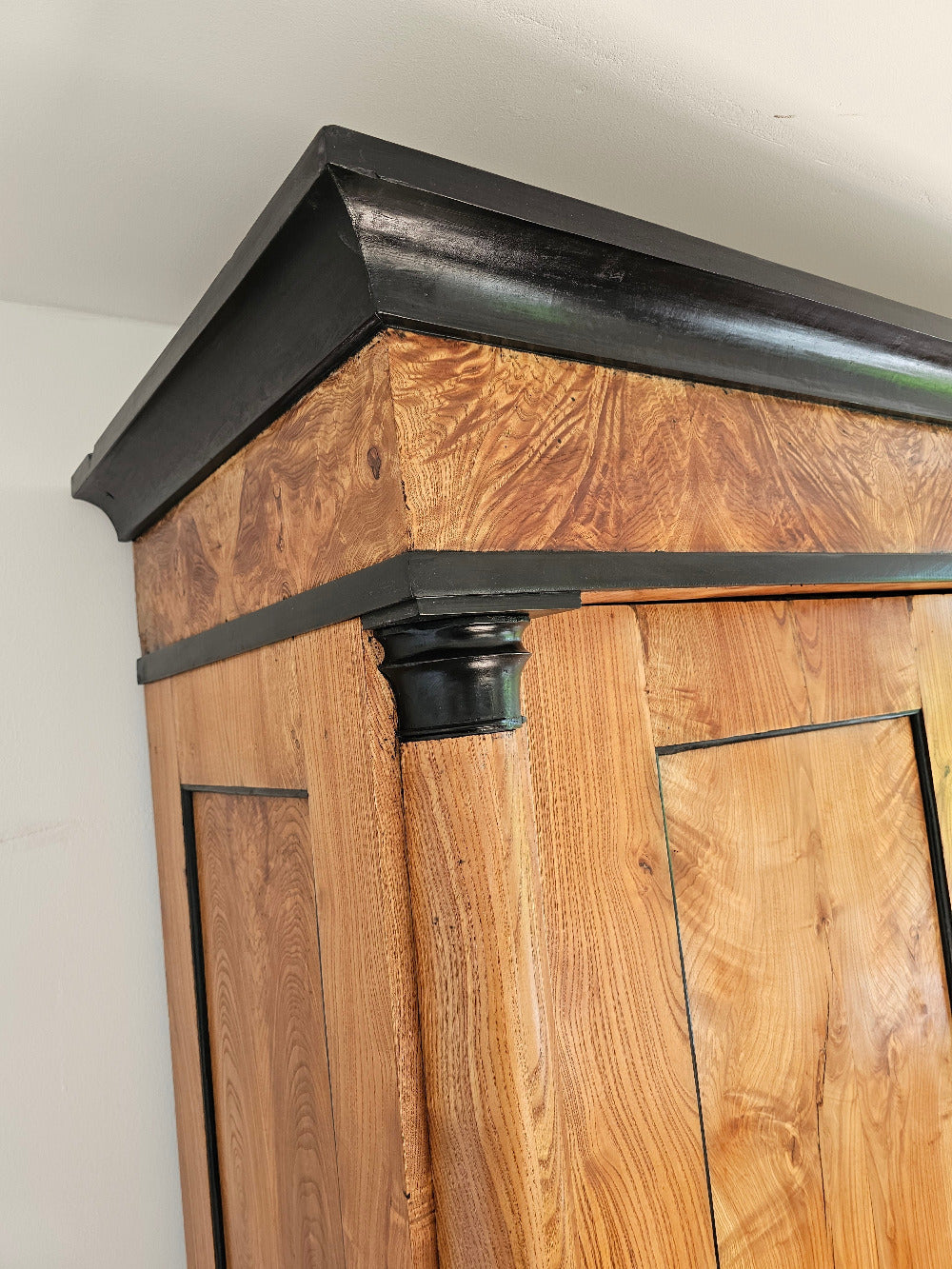 Esche Schrank Biedermeier antik