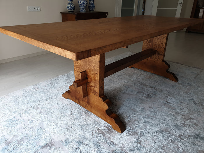 Esstisch aus Massivholz