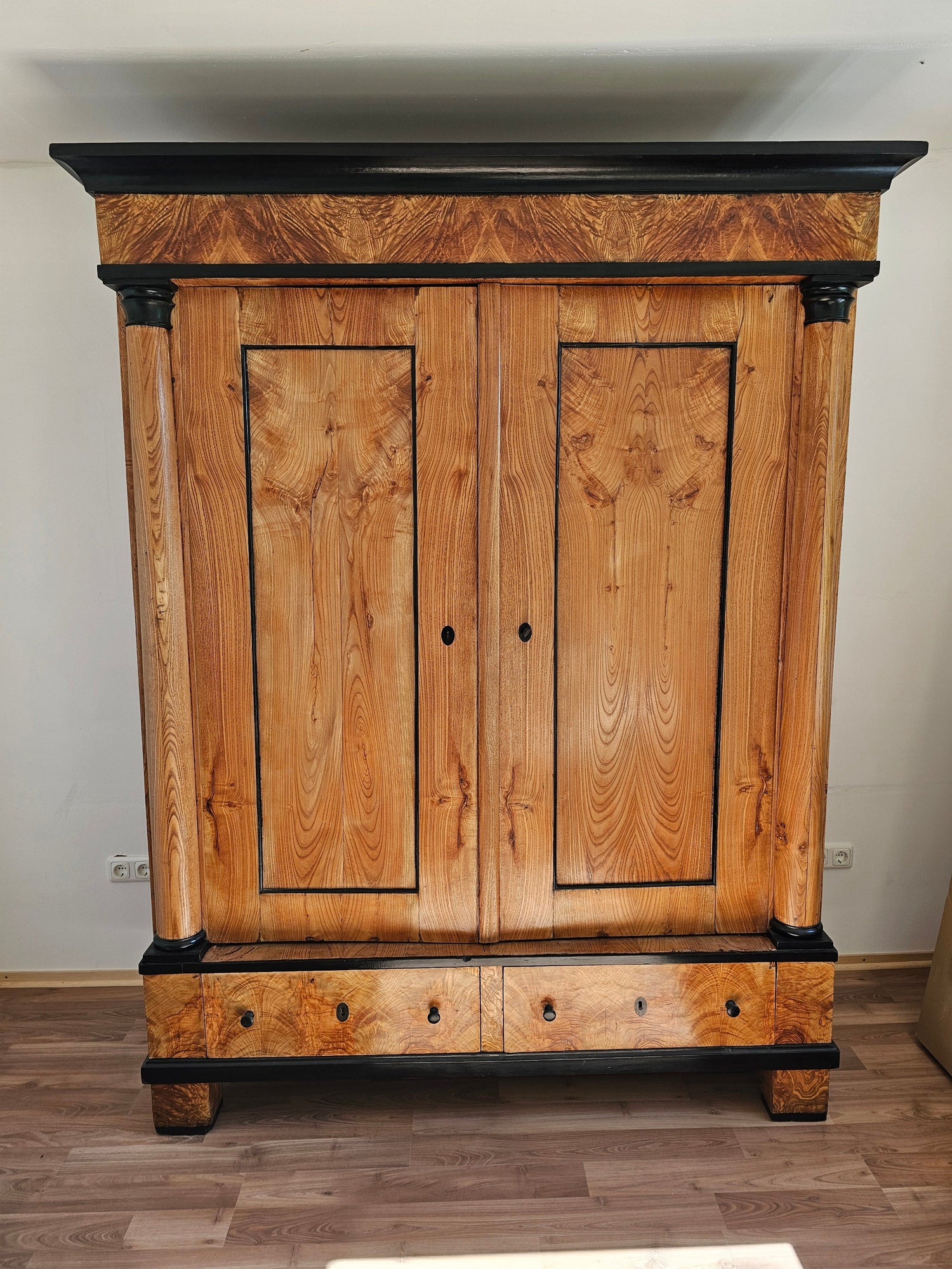 Esche Schrank Biedermeier 