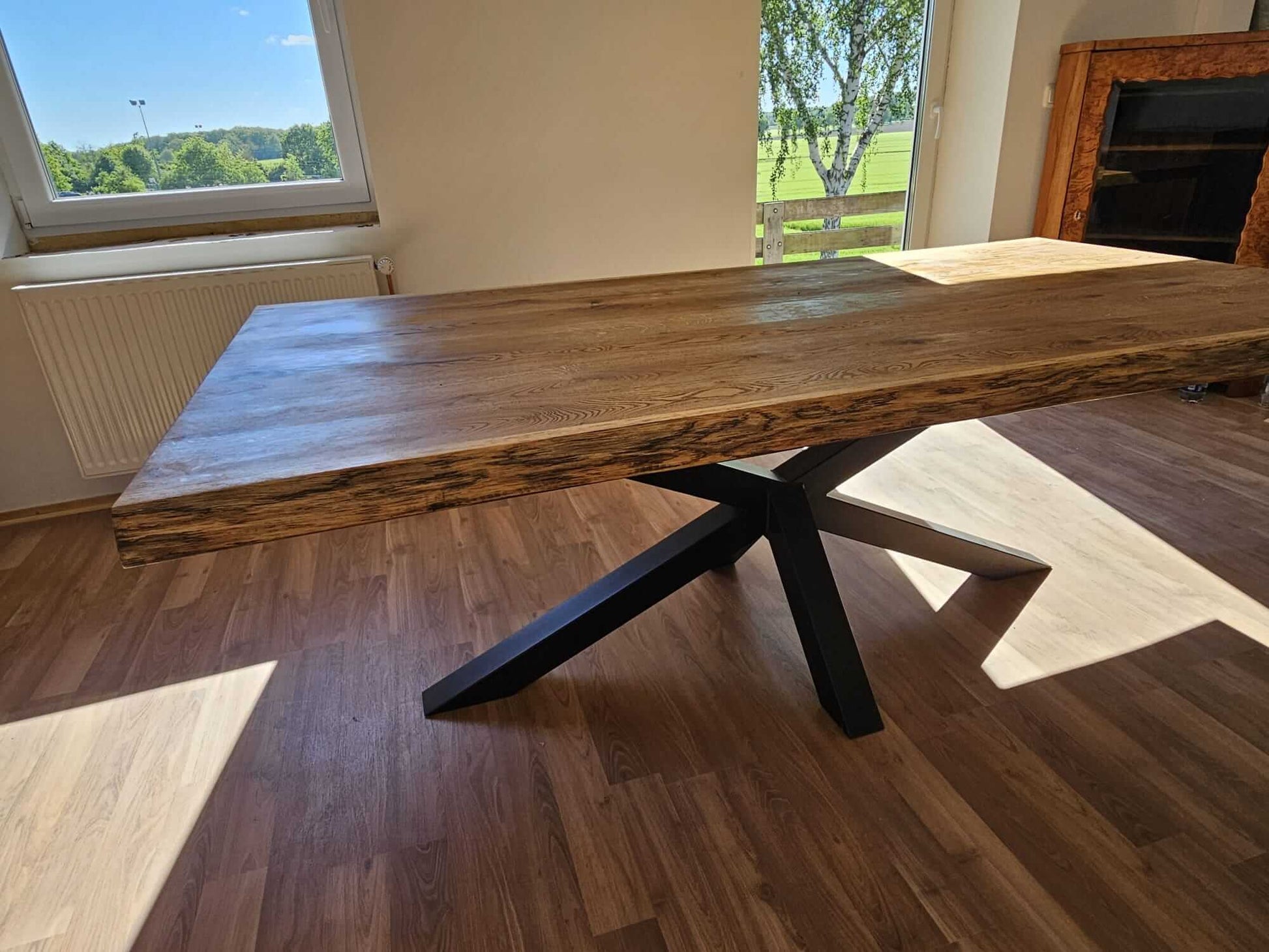 Eiche Tisch mit Baumkante mit Spider-Beinen Massivholztisch